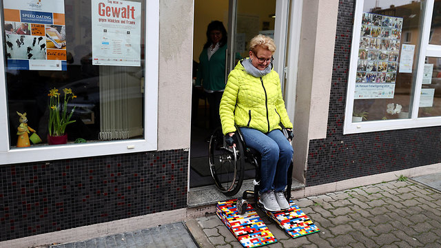 גרמניה סבתא נכה בנתה ל רמפה מ לגו ל כיסא גלגלים (צילום: רויטרס)