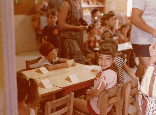 קרן רובל ביום הראשון בכיתה א'. "הייתי ילדה שקטה, אבל לא בודדה" (צילום: אלבום פרטי)