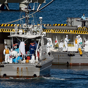 משמר החופים היפני מפנה חולים מהספינה | צילום: EPA