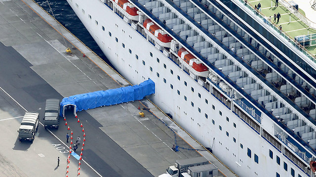 נוסעים עוזבים את ה דיימונד פרינסס ספינה קורונה יפן נגיף וירוס (צילום: רויטרס)