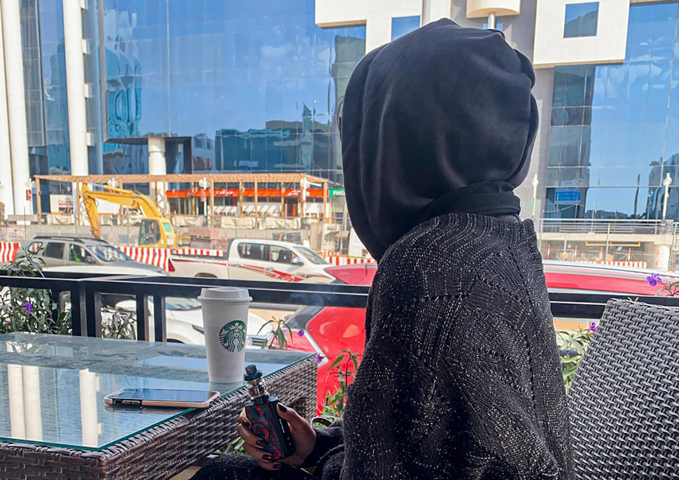 נשים מעשנות עישון ב ריאד סעודיה (צילום: AFP)