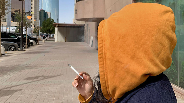 נשים מעשנות עישון ב ריאד סעודיה (צילום: AFP)
