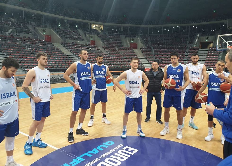 נבחרת ישראל באימון בפולין (צילום: איגוד הכדורסל)