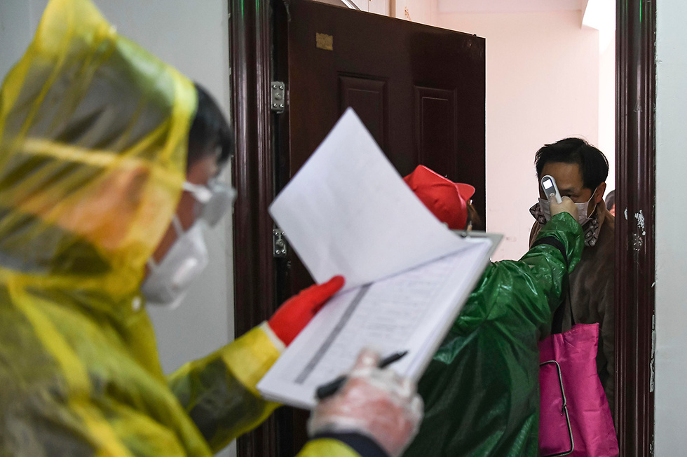 ווהאן סין בודקים תושבים מחשש להידבקות ב נגיף וירוס קורונה (צילום: AP)