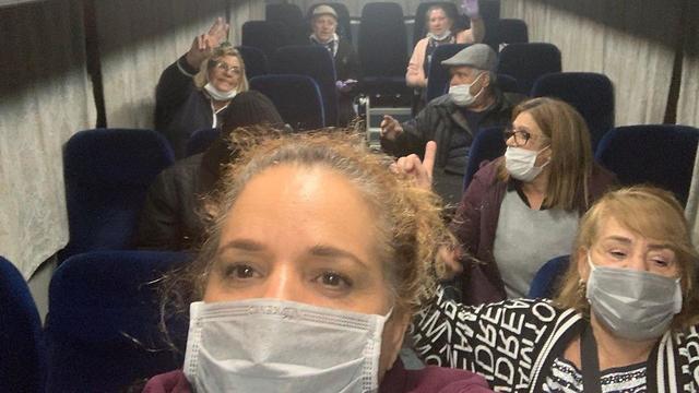 Пассажиры корабля коронавируса в автобусе