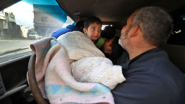סורים פליטים נמלטים מאזור הקרבות ב חאלב סוריה (צילום: AFP)