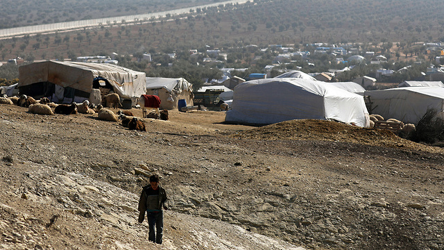 פליטים  סורים  סוריה אזאז  גבול טורקיה (צילום: רויטרס)