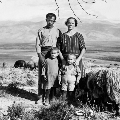 קלמן ויהודית כהן, ממקימי תל חי, עם ילדיהם | צילום: באדיבות מוזיאון חצר תל חי