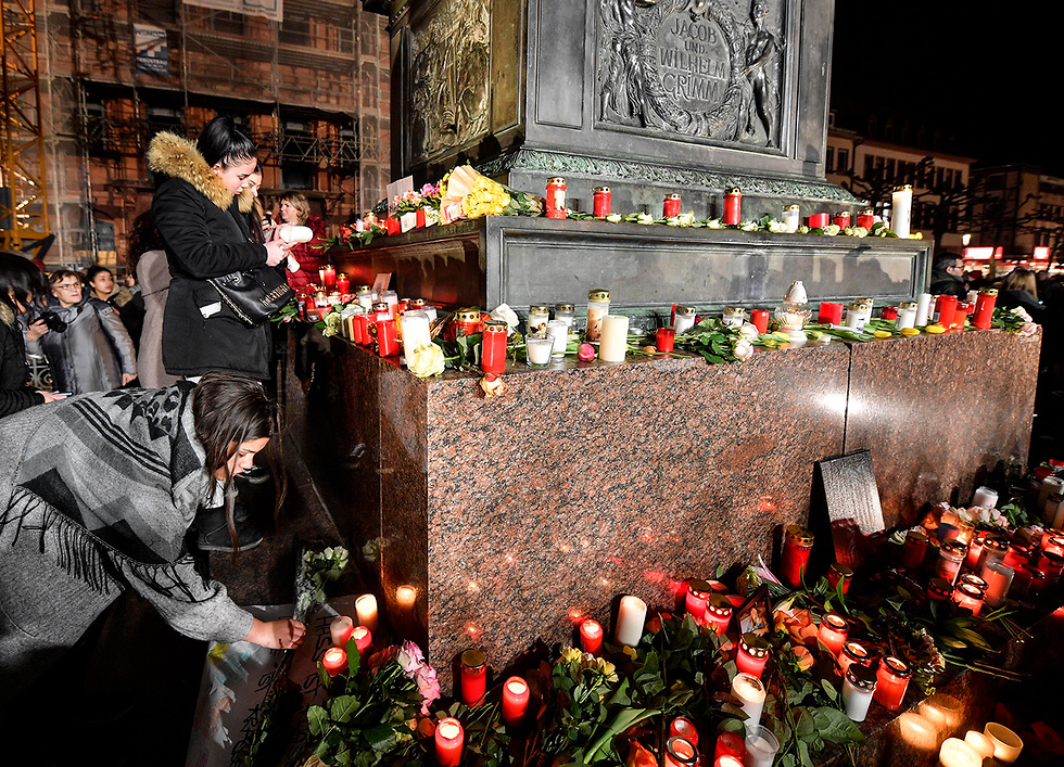 עצרת לזכר קורבנות פיגוע הירי ירי בעיר הנאו גרמניה (צילום: AP)