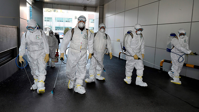 דרום קוריאה נגיף קורונה וירוס חיטוי בעיר דגו  (צילום: AFP)