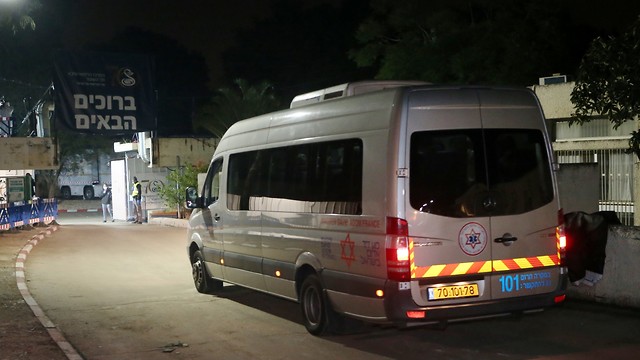 Амбулансы, которые доставили пассажиров в "Шибу". Фото: Ави Муалем