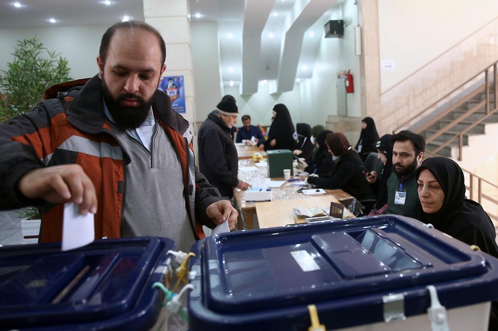 בחירות לפרלמנט ב איראן קלפי ב טהרן (צילום: רויטרס)