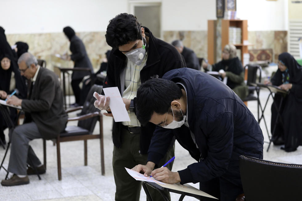 בחירות לפרלמנט ב איראן קלפי בעיר קום  (צילום: AP)