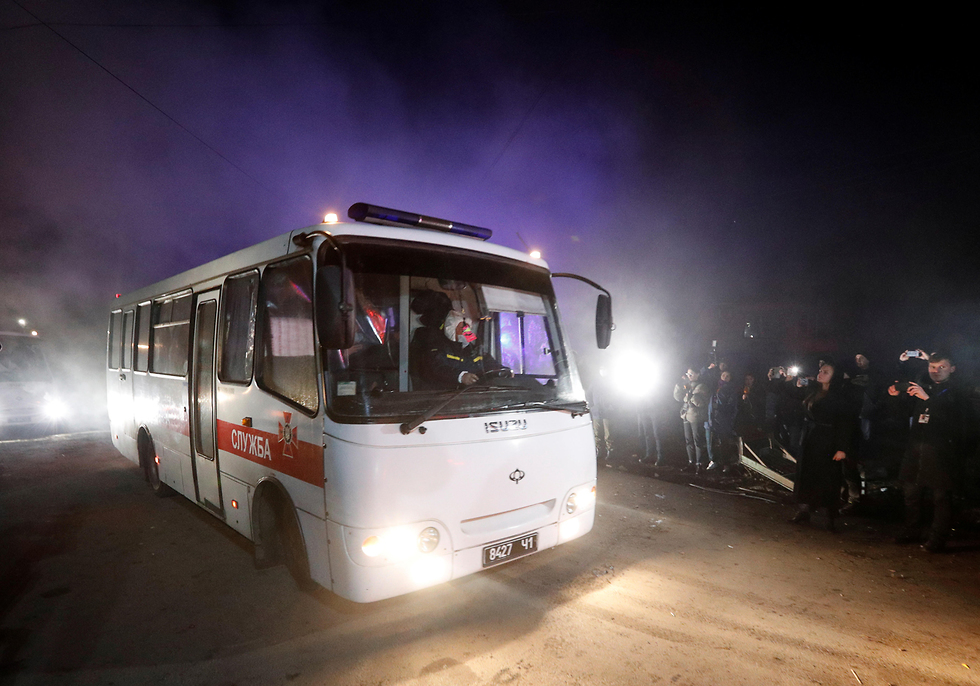 אוקראינה תושבים תוקפים אוטובוס עם מפונים מ סין (צילום: רויטרס)