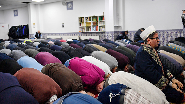 גרמניה מוסלמים מתפללים ב מסגד בעיר הנאו אחרי ה פיגוע (צילום: AP)