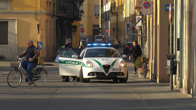 משטרה בעיר קודוניו מחוז לודי צפון איטליה נגיף קורונה (צילום: רויטרס)