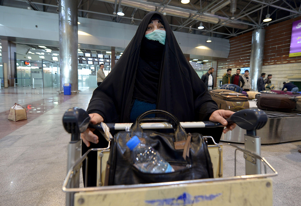 אנשים נכנסים ל עיראק חוזרים מ איראן נעם מסכות נגיף קורונה (צילום: AFP)