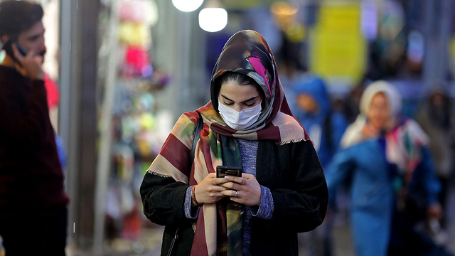 אנשים ב טהרן איראן עם מסכות נגיף קורונה (צילום: AFP)