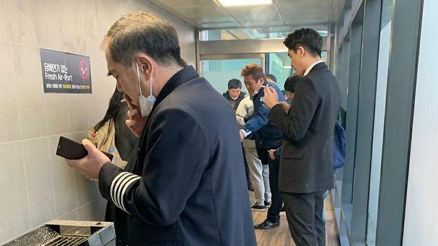נוסע ישראלי בנמל התעופה בסיאול דרום קוריאה (צילום: מור עידן)