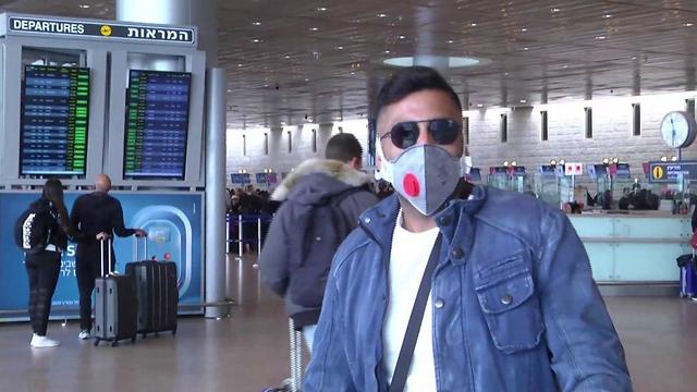Турист из Южной Кореи в аэропорту Бен-Гурион. Фото: Надав Хадас, Хагай Декель