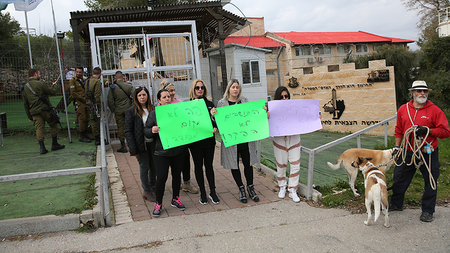 הפגנה מדרשה צבאית בגילה בירושלים הופכת להיות מקום בידוד מפני נגיף הקורונה (צילום: אלכס קולומויסקי)
