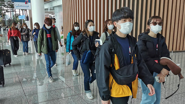 Пассaжиры в аэропорту Сеула. Фото: MCT