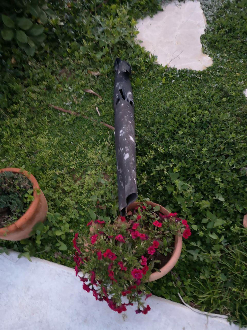 Обломок ракеты во дворе дома в кибуце Нир-Ам
