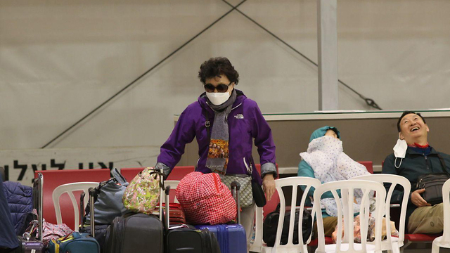 Туристы из Южной Кореи в аэропорту Бен-Гурион. Фото: Моти Кимхи