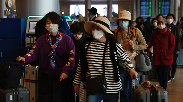 Туристы из Южной Кореи в аэропорту Бен-Гурион. Фото: AP
