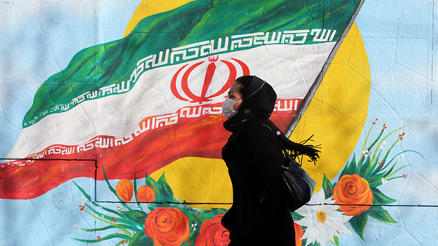 איראן אישה עם מסכה ב טהרן 12 בפברואר מחשש לנגיף וירוס קורונה (צילום: EPA)