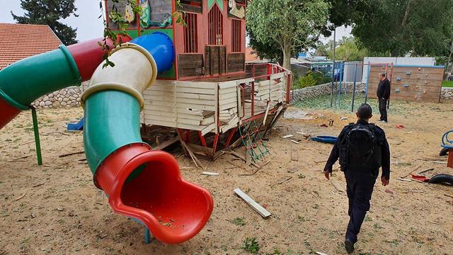 Ракета взорвалась на детской площадке в Сдероте. Фото: пресс-служба полиции
