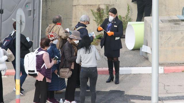 Туристы из Южной Кореи перед посадкой на рейс. Фото: Моти Кимхи