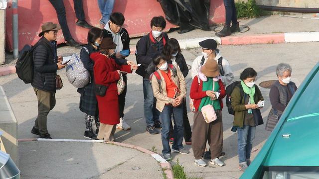 Туристы из Южной Кореи перед посадкой на рейс. Фото: Моти Кимхи