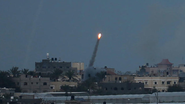 רקטות משוגרות מרצועת עזה לעבר ישראל (צילום: רויטרס)