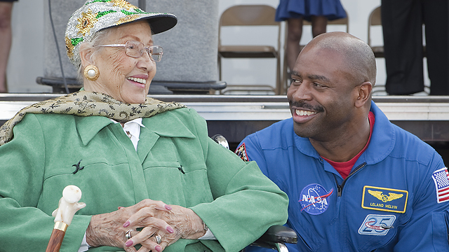 קתרין ג'ונסון עם האסטרונאוט לילנד מלווין  (צילום: נאס