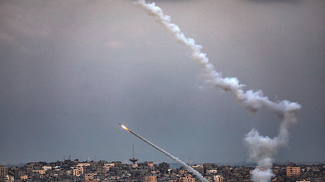 רקטות משוגרות מרצועת עזה לעבר ישראל (צילום: EPA)