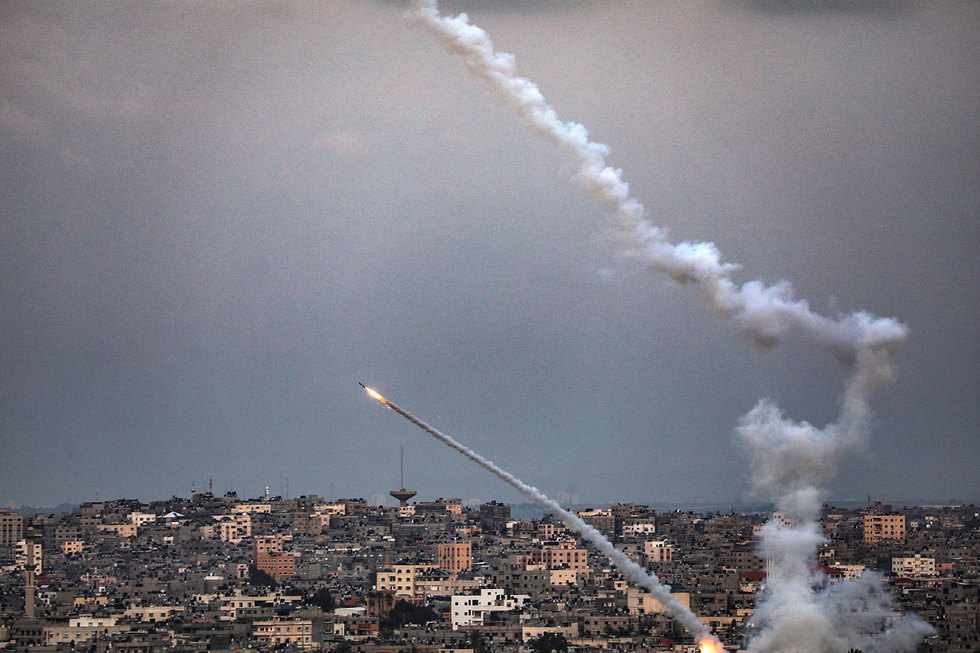 רקטות משוגרות מרצועת עזה לעבר ישראל (צילום: EPA)