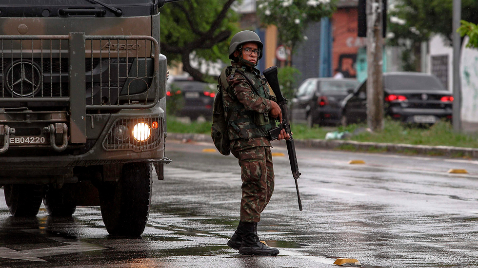 חיילים ב עיר פורטלזה ב סיארה ב ברזיל בעקבות שביתת שוטרים (צילום: AFP)
