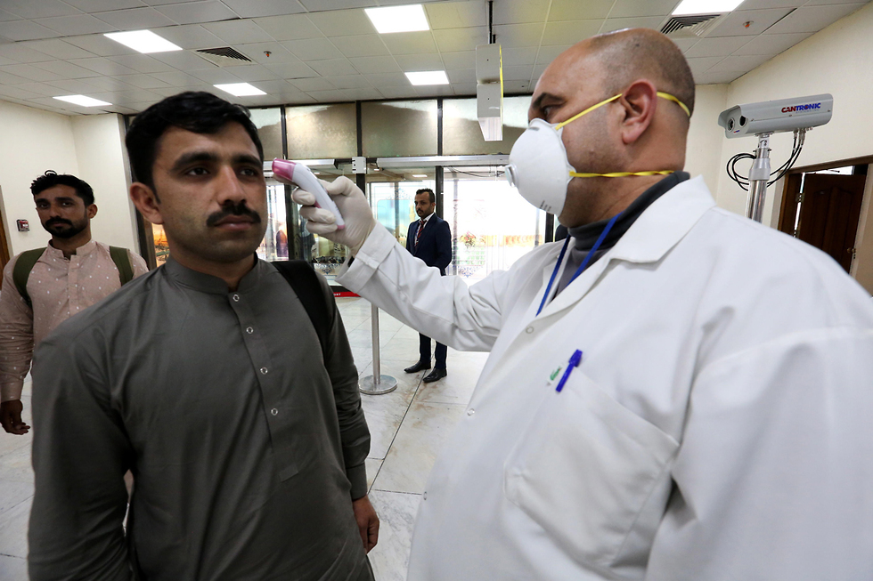 בדיקות לשבים מ איראן בנמל התעופה הבינלאומי ב בגדד עיראק חשש מ נגיף וירוס קורונה (צילום: EPA)