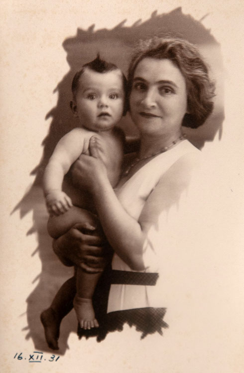 "בדיעבד אני יודע שנחשבתי לילד יפה תואר". בילדותו עם אמו בטי פסקל  (צילום: אלבום משפחתי)