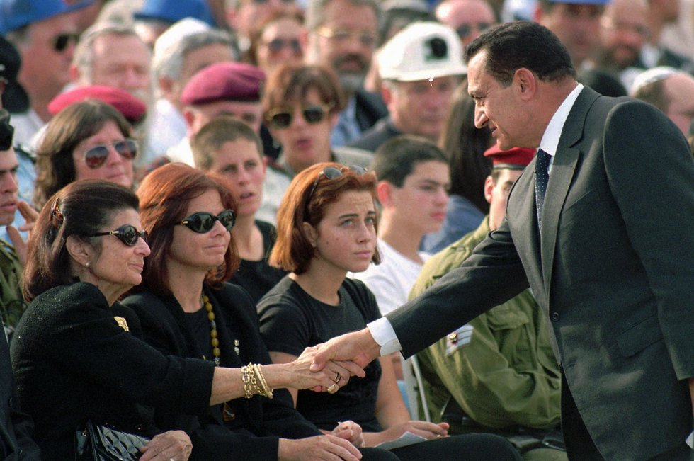 חוסני מובארכ לוחץ יד ללאה רבין בהלוויתו של יצחק רבין (צילום: AP)