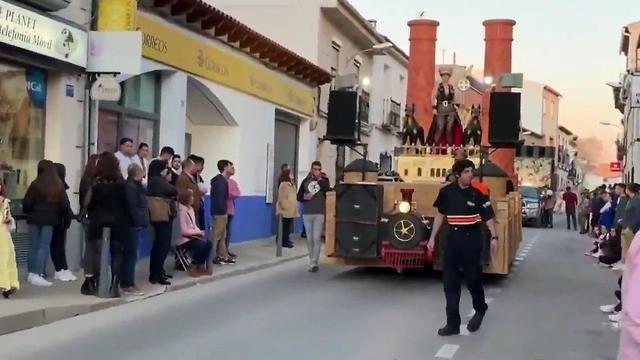 Макет крематория на карнавале в Испании
