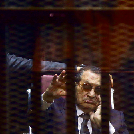 2015. מובארק במהלך משפטו. צילום: AFP