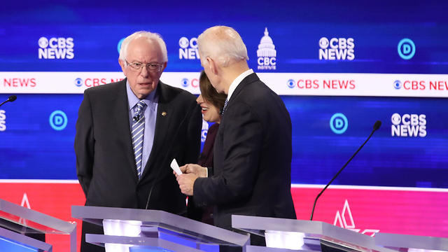 העימות בין המועמדים הדמוקרטים בארצות הברית  (צילום: AFP)