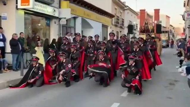 Карнавал в Испании, танцоры в нацистской форме 