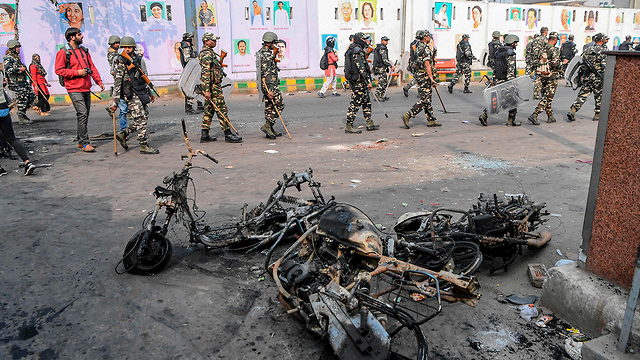 מהומות עימותים בין הינדים ל מוסלמים ניו דלהי הודו (צילום: AFP)