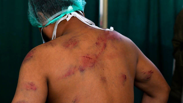 מהומות עימותים בין הינדים ל מוסלמים ניו דלהי הודו (צילום: AP)