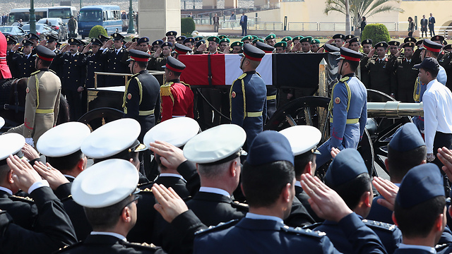 הלוויה לוויה צבאית ל חוסני מובארק ב קהיר מצרים (צילום: EPA)