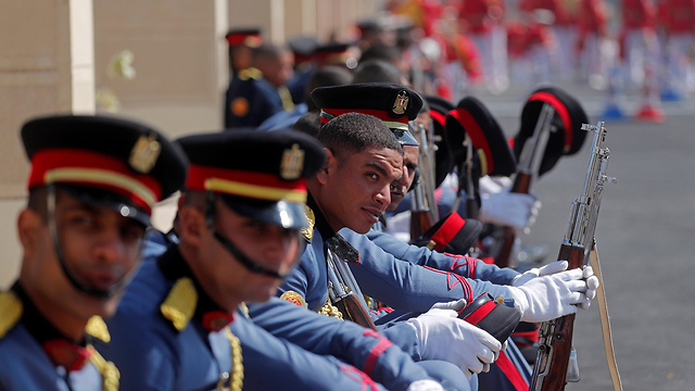 הלוויה לוויה צבאית ל חוסני מובארק ב קהיר מצרים (צילום: רויטרס)