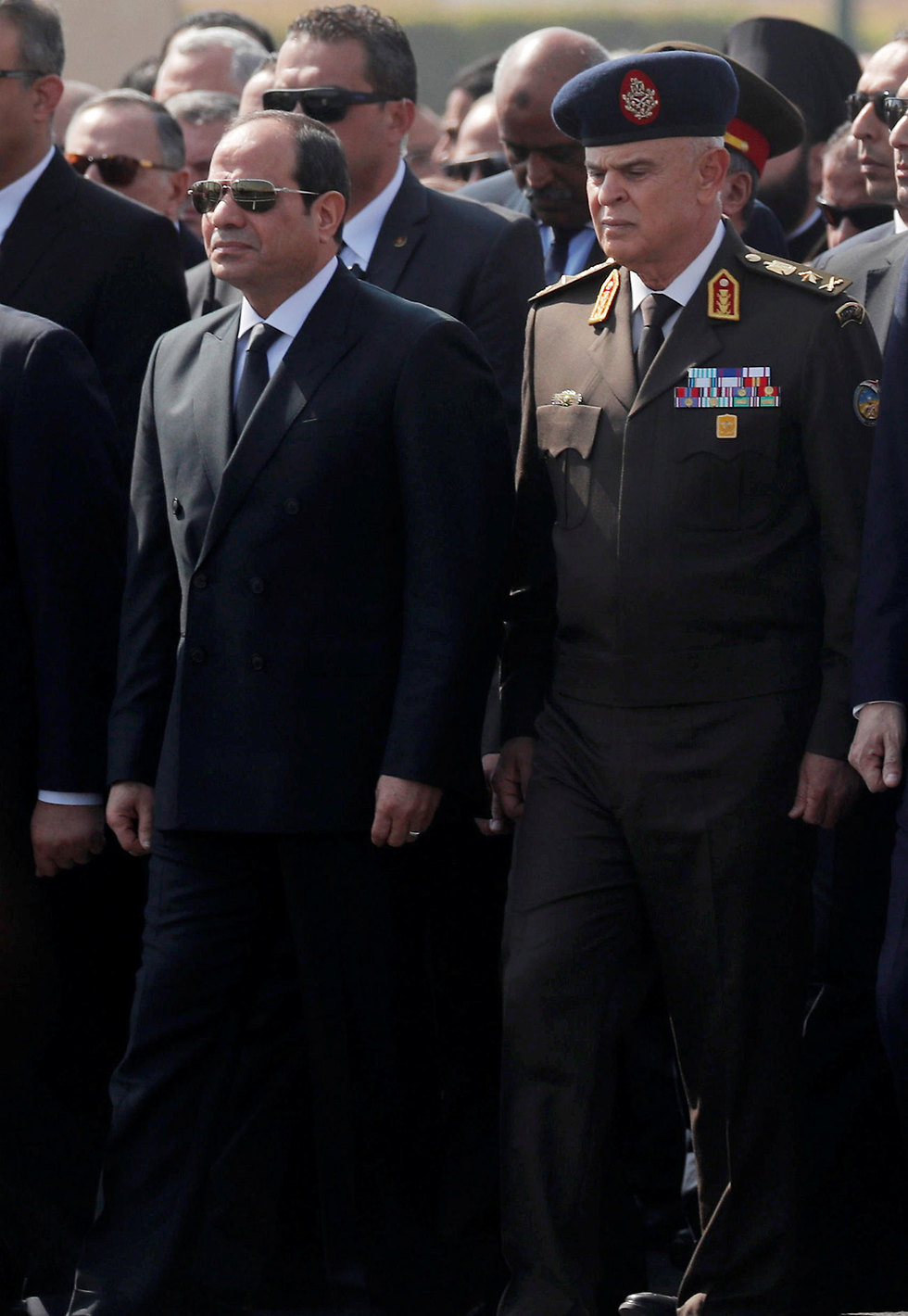 נשיא מצרים עבד אל-פתאח א-סיסי סיסי ב הלוויה צבאית של חוסני מובארק ב קהיר (צילום: רויטרס)